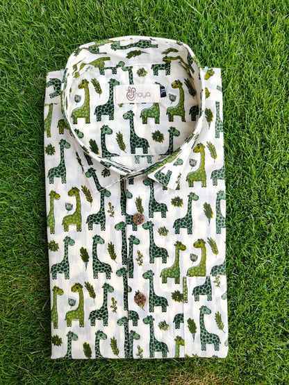 White and Green Giraffe Print Cotton Regular Fit Casual Shirt (Half Sleeves)