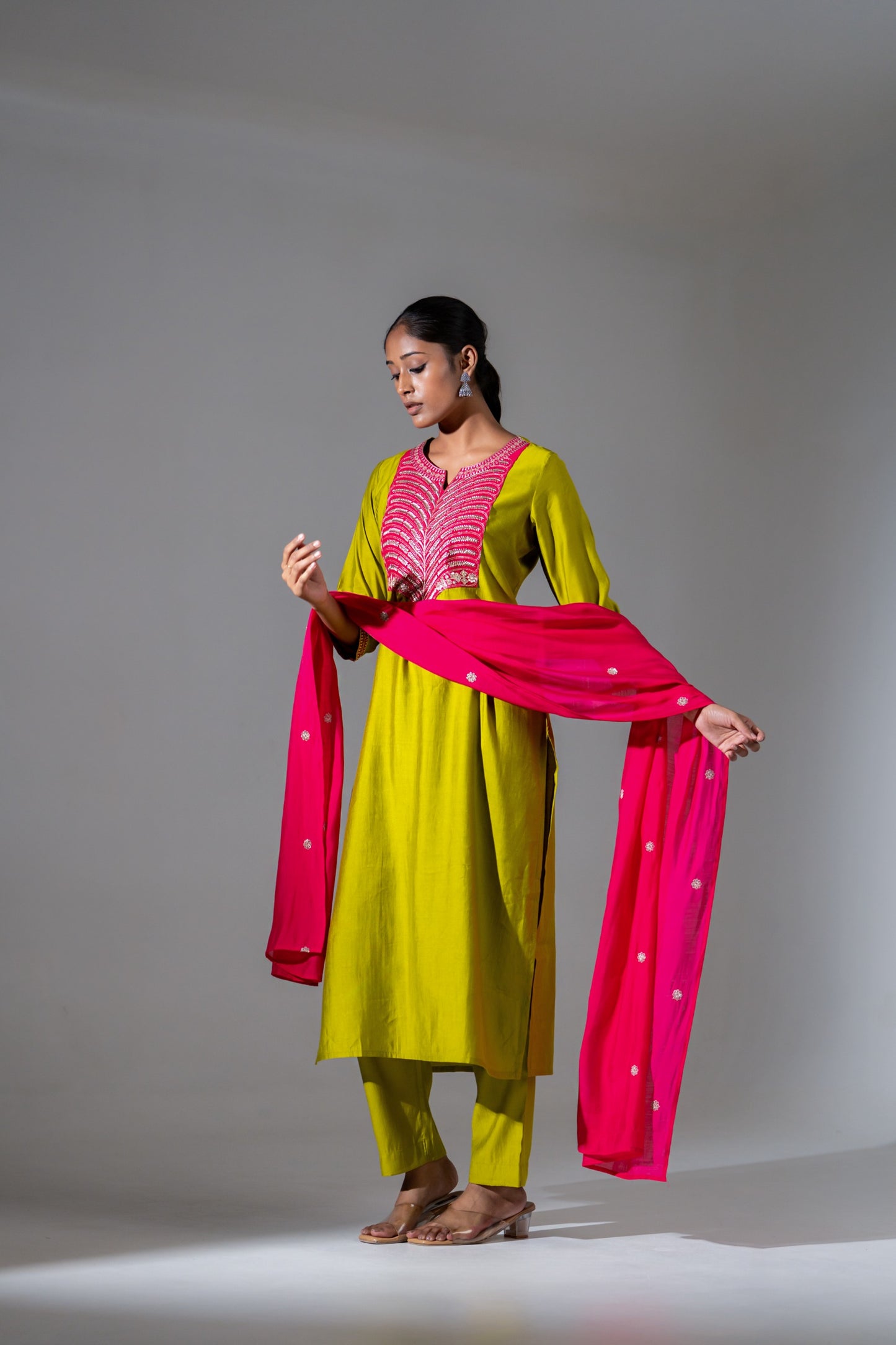 Women green muslin kurta set breathable fabric
