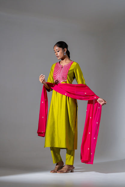Women green muslin kurta set breathable fabric