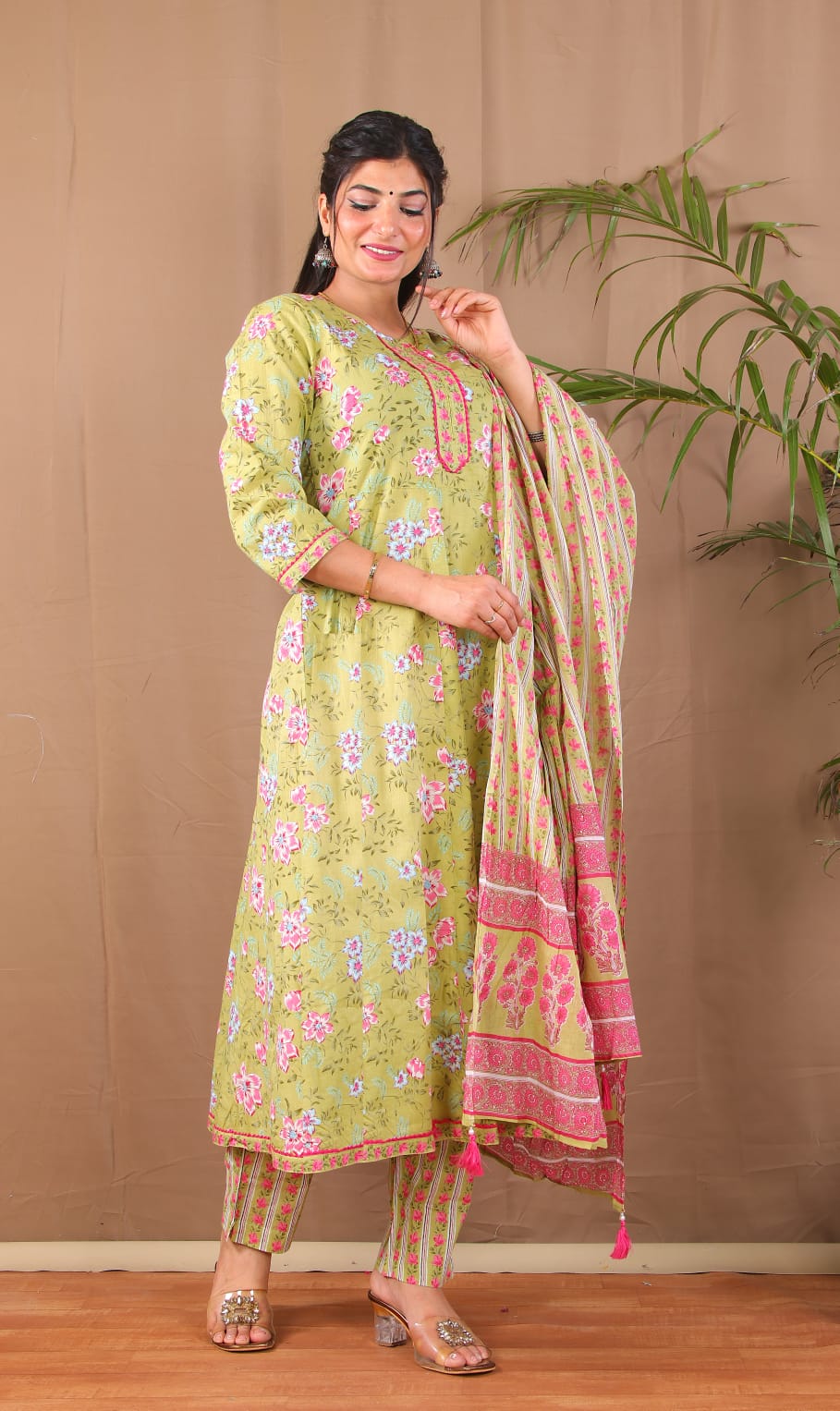 Green Floral Anarkali Kurta Pant Dupatta Fabric Detail